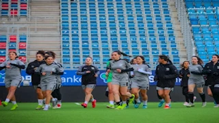 "الحرية".. استقبال بعثة منتخب فلسطين للسيدات في النرويج بالهتافات (فيديو)