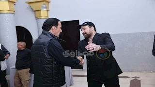 طارق علام ومحمد رياض.. نجوم الفن والإعلام يشاركون في عزاء زوجة نضال الشافعي