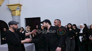 بالصور.. محمد إمام يواسي نضال الشافعي في عزاء زوجته المقام بالشيخ زايد