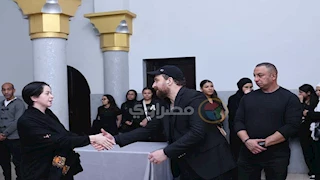 بالصور- ظهور نادر للفنانة مي نور الشريف في عزاء زوجة نضال الشافعي