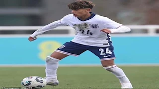 "لقبه كيد ميسي وصديق رونالدو".. حكاية موهبة مانشستر يونايتد للشباب