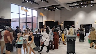 إقبال سياحي كبير على معرض الحرف اليدوية بالقرية التراثية في شرم الشيخ -صور