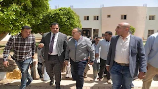 محافظ أسيوط يتفقد النصب التذكاري لشهداء قرية بني عديات بمنفلوط -صور