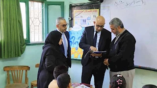 صور- وزير التعليم يفاجئ 7 مدارس في 3 محافظات ويتابع دفاتر المعلمين ودرجات الحضور