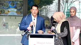 اعتذار علني من طليق نائبة أمريكية بعد الإساءة لـ3 مسلمات بسبب الصلاة