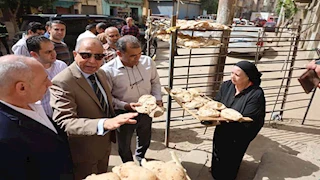 العيش وزنه ناقص.. محافظ المنيا يغلق أحد مخابز بنى مزار  -صور