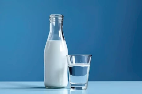 هل الحليب يساعد على ترطيب الجسم أفضل من الماء؟