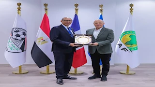 "يمنحه هدايا تذكارية".. أبوريدة يلتقي الفرنسي فيليب ديالو