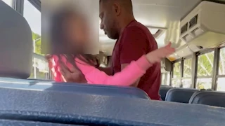 اعتداء مساعد حافلة على طالبة من ذوي الاحتياجات الخاصة في ولاية فلوريدا (فيديو)