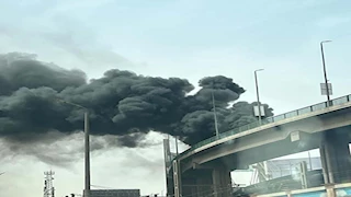 العربية اتفحمت.. حريق يلتهم سيارة أعلى كوبري أكتوبر- صور