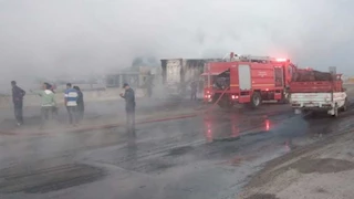 "الجثتان تفحمتا".. مصرع سائق ومرافقه احتراقًا في حادث انقلاب تريللا بالبحيرة