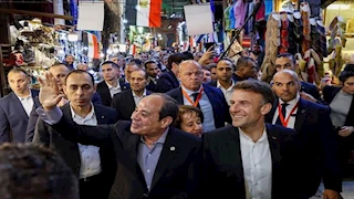 "تعويذة مصرية".. عمرو أديب يعلق على جولة ماكرون في خان الخليلي