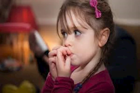  قضم الأظافر عند الأطفال.. نصائح للتخلص من هذه العادة