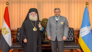 من رتبة أسد الرسول مرقس..البابا ثيودوروس الثاني يهدي محافظ الإسكندرية وسام القائد-صور5