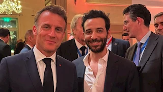 كريم قاسم ينشر صورًَا من حفل السفارة الفرنسية: "تشرفت بمقابلة الرئيس الفرنسي"