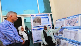 بالصور- محافظ أسوان يتفقد الورش بالمنطقة الصناعية الحرفية بالجنينة والشباك 