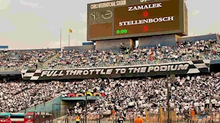 جماهير الزمالك ترفع قميص "مشوه" لزيزو في مدرجات مباراة ستيلينبوش