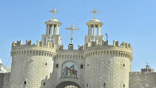 محافظ أسيوط يزور دير السيدة العذراء بالمحرق -صور