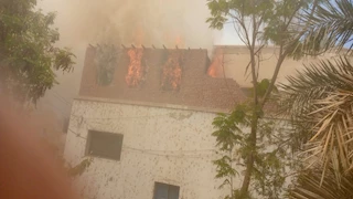 ألسنة اللهب تتصاعد.. حريق هائل بمقر التعاون الزراعي في بني سويف -صور