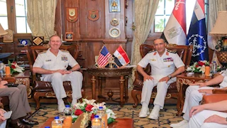 الولايات المتحدة تكرم قائد القوات البحرية المصرية خلال زيارة سفينة أمريكية إلى الإسكندرية (صور)