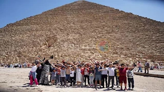 بالفيديو.. سياح يشيدون بتطوير أوراسكوم لمنطقة الأهرامات 