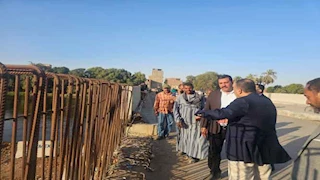 بالصور- محافظ أسيوط يتابع أعمال تطوير مدخل قرية بني قرة ونقل موقف السرفيس 