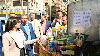 بأسعار مخفضة.. انطلاق قافلة سيارات محملة باللحوم والسلع الغذائية بالبحيرة- صور