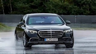 كيف تتصرف عند تعرض السيارة للانزلاق على الماء؟