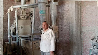 "لسه قادر أكمّل".. حكاية "صلاح حسن" طحان الشرقية العنيد الذي قاوم التغيير بـ"إيد واحدة" -صور وفيديو