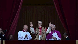 بابا الفاتيكان الجديد يطل من شرفة كاتدرائية القديس بطرس للصلاة