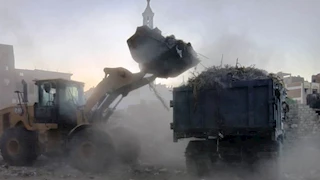 حملات مكثفة لرفع المخلفات من شوارع أسوان -صور