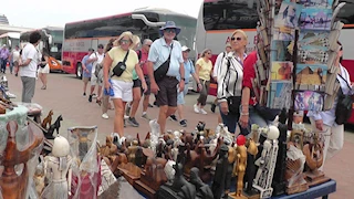 حفل استقبال وهدايا.. وصول 4690 سائحًا أجنبيًا إلى ميناء الإسكندرية -صور