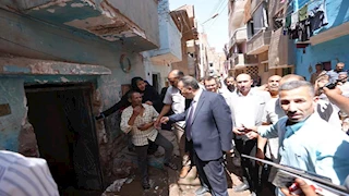 محافظ أسيوط يتفقد منطقة "المصلة" ويوجه بحلول عاجلة لأزمة الصرف -صور