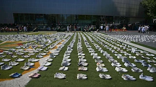 بـ1400 حذاء أبيض.. فعالية مؤثرة في هولندا تخليدًا لشهداء الطواقم الطبية بغزة (فيديو)