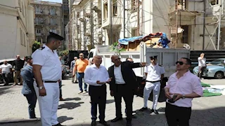صور وفيديو.. محافظ القاهرة يقود حملة لغلق المقاهي المخالفة بطلعت حرب