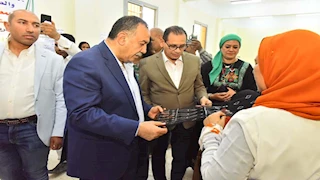 بالصورـ محافظ أسيوط يتابع تدريب 60 فتاة على حرفة "التللي"