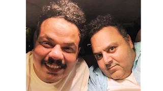 شيكو ينشر صورة مع مصطفى غريب ويعلق: "مع ألذ واحد في مصر"