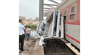 السائق هرب قبل الحادث.. اصطدام قطار بسيارة نصف نقل محملة بمواد خام بالقليوبية - صور