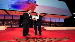 ليوناردو دي كابريو يسلم روبرت دي نيرو جائزة السعفة الذهبية بمهرجان كان | صور