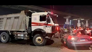 بالصور.. سيارة نقل تدهس بطل كمال أجسام في التجمع