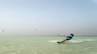 رياح دهب تجذب المغامرين.. جنوب سيناء قبلة عالمية لعشاق "الكايت سيرف"  و"الوينج فويل" -صور