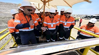 صور.. رئيس الوزراء يتفقد المنجم المفتوح من أعلى قمة الجبل بـ"السكري"