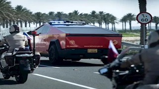 بالفيديو.. شاحنات "تسلا سايبرترك" الكهربائية تستقبل الرئيس الأمريكي في قطر