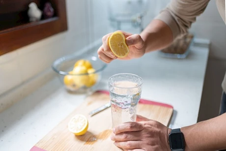 فوائد تناول ماء الخيار بالليمون على الريق.. تعرف عليها