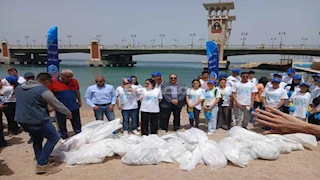 قنصل فرنسا بالإسكندرية تشارك في تنظيف شاطئ ستانلي- فيديو وصور