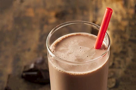 ماذا يحدث لجسمك عند شرب حليب الشوكولاتة بانتظام