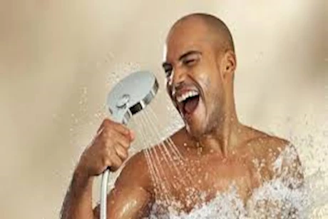 6 أسباب تدفعك للاستحمام يوميًا في الصيف