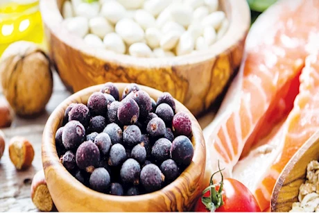 10 أطعمة تبطئ الشيخوخة.. احرص على تناولها