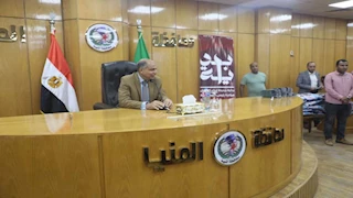 محافظ المنيا يشارك حجاج الجمعيات الأهلية فرحتهم قبل السفر للأراضي المقدسة -صور 