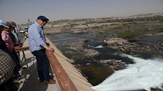  وزير الري يتفقد أعمال الصيانة الدورية لخزان أسوان -صور